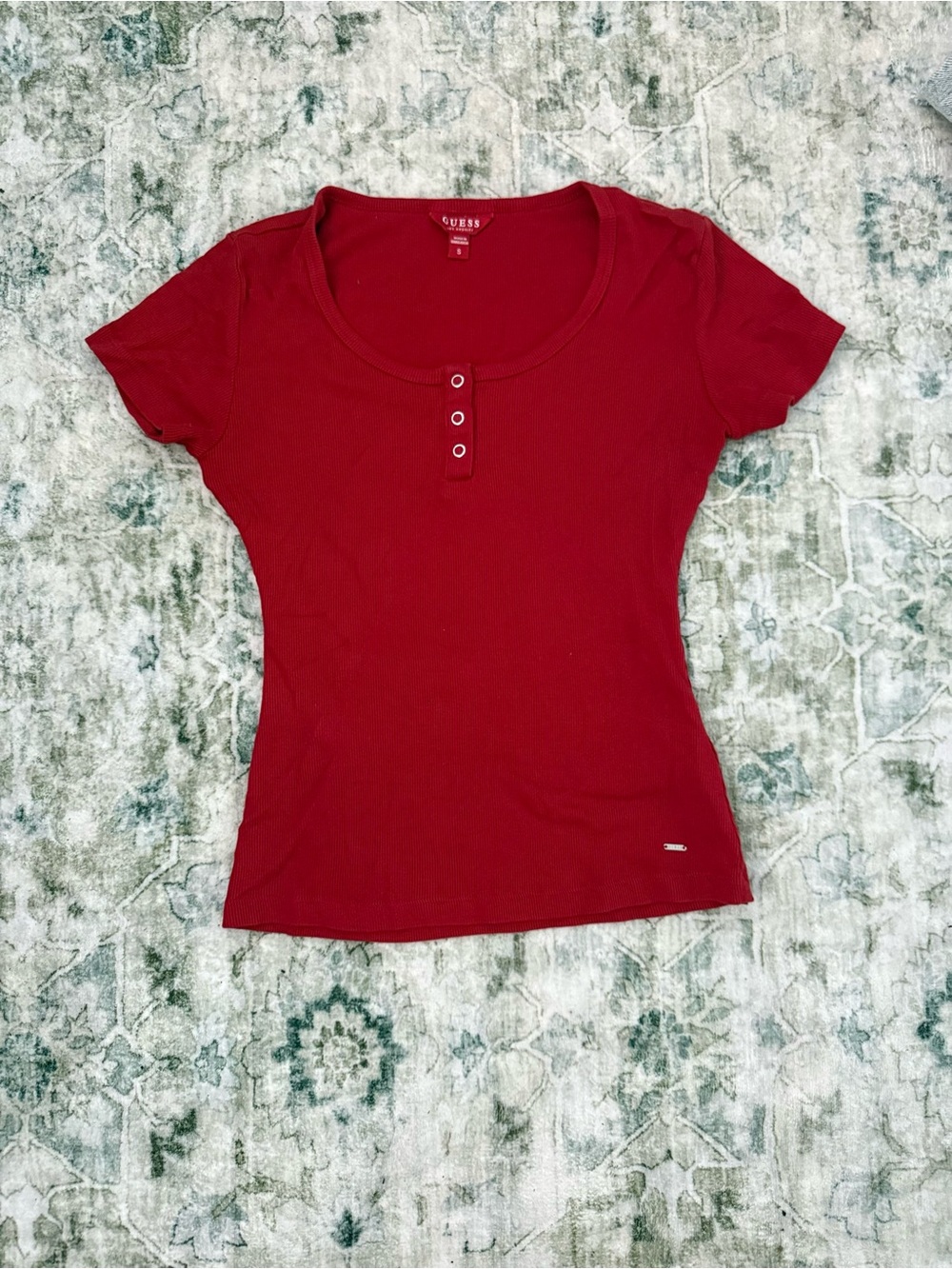 Guess Short Sleeve Scoop Neck Tee in Red